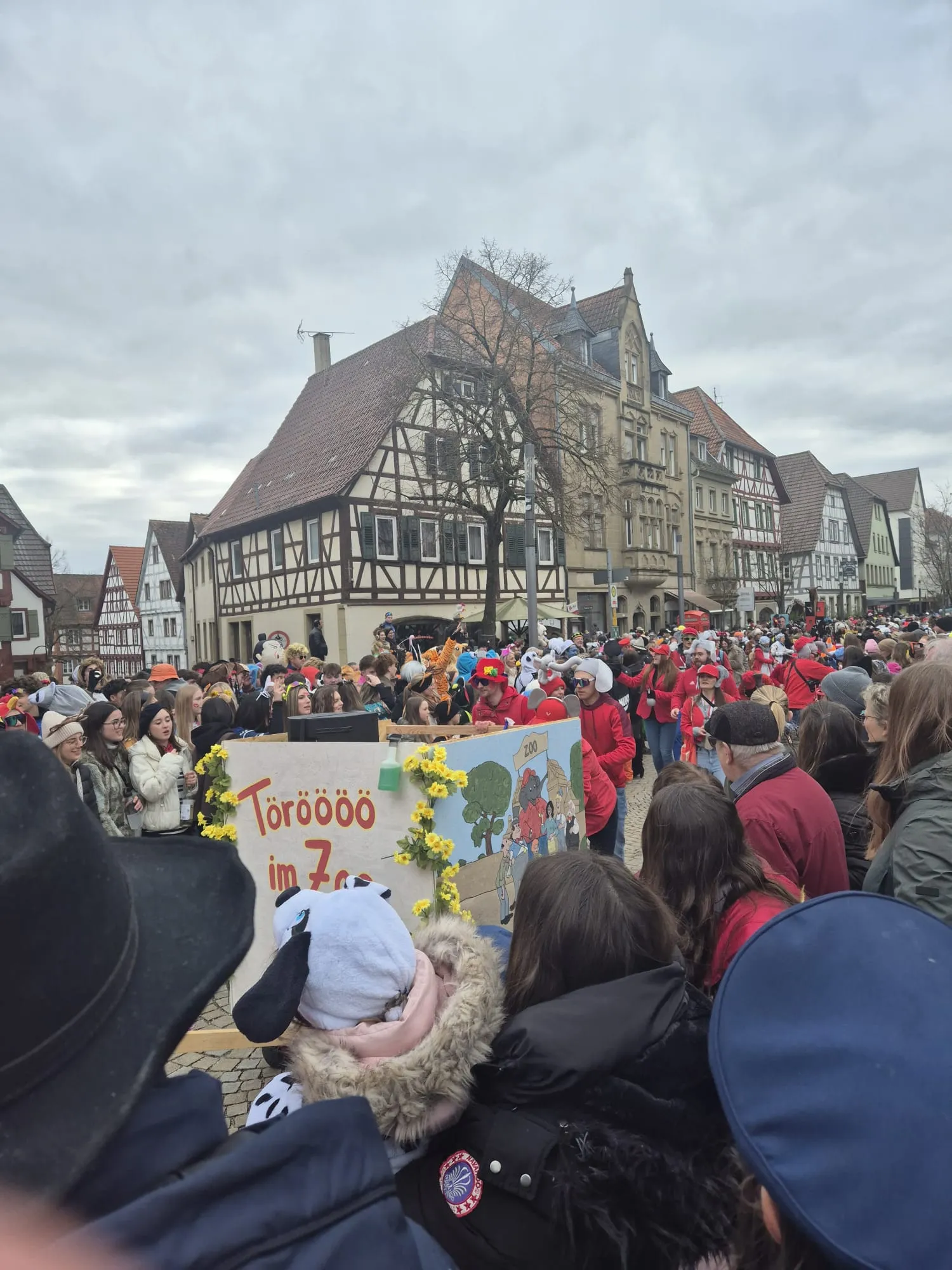 Traditionelle Masken und Kostüme